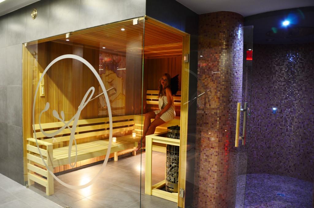 Hotel Azalia & Spa เนียโปโลมิเซ ภายนอก รูปภาพ