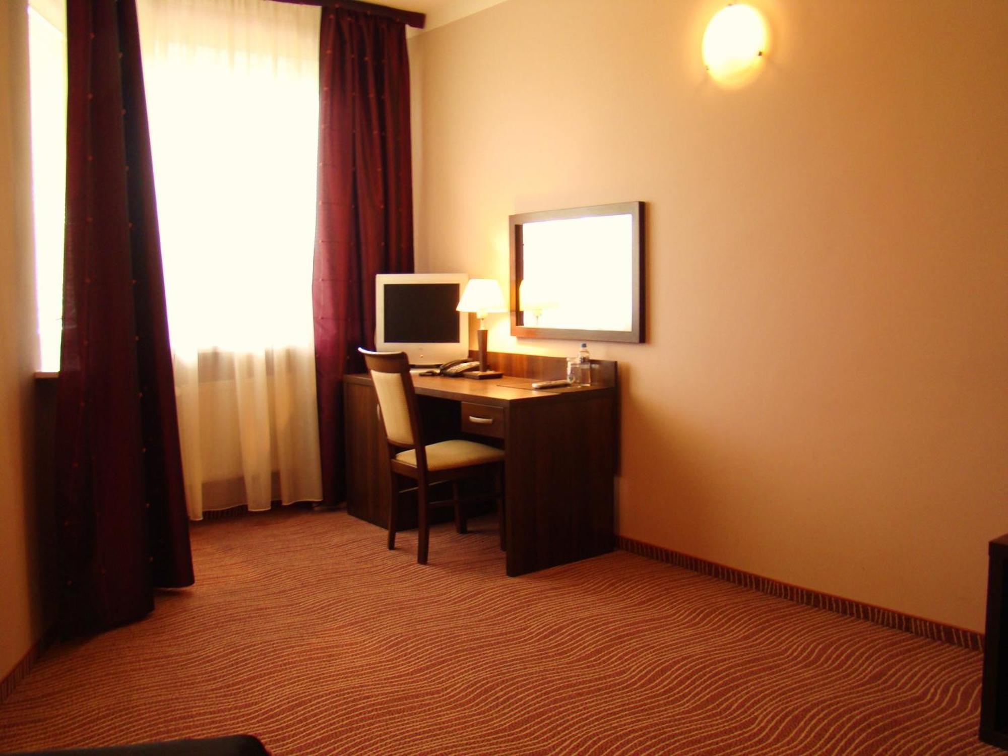 Hotel Azalia & Spa เนียโปโลมิเซ ภายนอก รูปภาพ