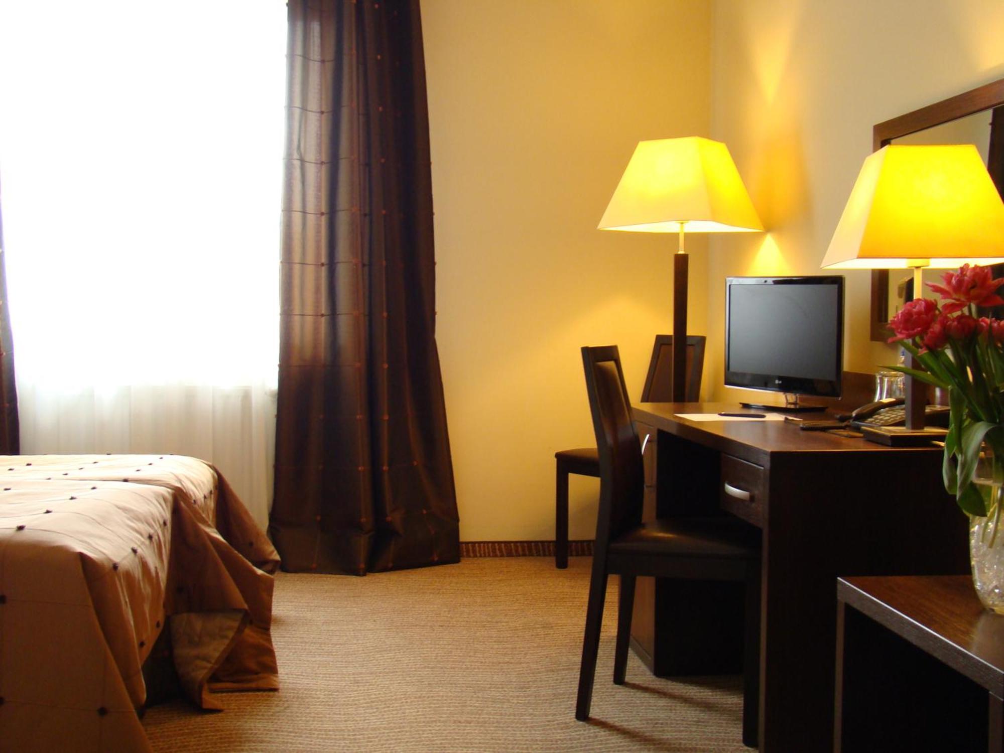 Hotel Azalia & Spa เนียโปโลมิเซ ภายนอก รูปภาพ