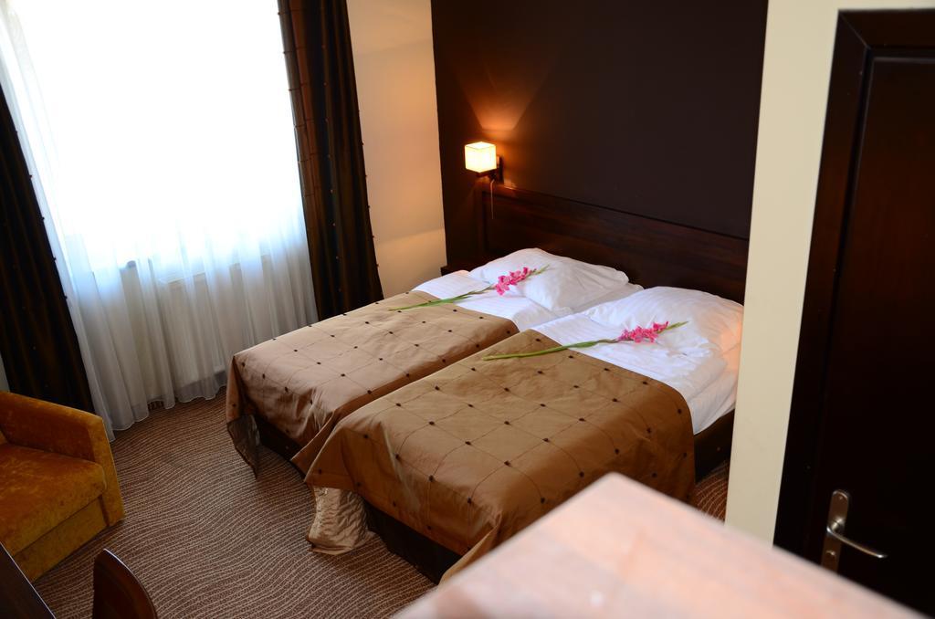 Hotel Azalia & Spa เนียโปโลมิเซ ภายนอก รูปภาพ
